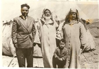 محمد ابراهيم الكتاني مع أحد أبنائه رفقة أستاذه الشيخ محمد بلعربي العلوي والحاج أحمد مكوار