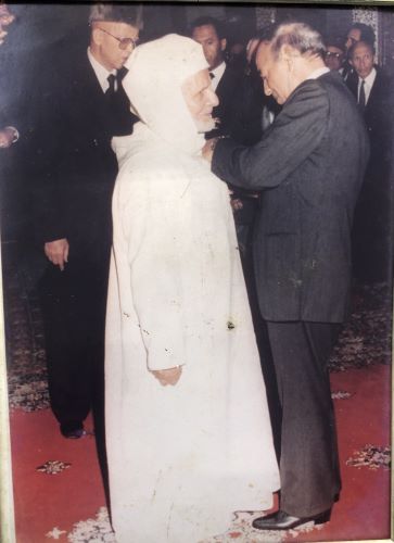  العاهل الحسن الثاني يتوج محمد ابراهيم الكتاني 
